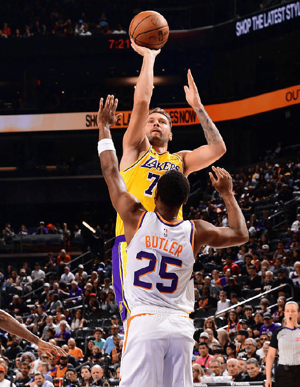 二人在比赛, 休赛期也针, 同样对于自 二人在比赛, 休赛期也针, 同样对于自